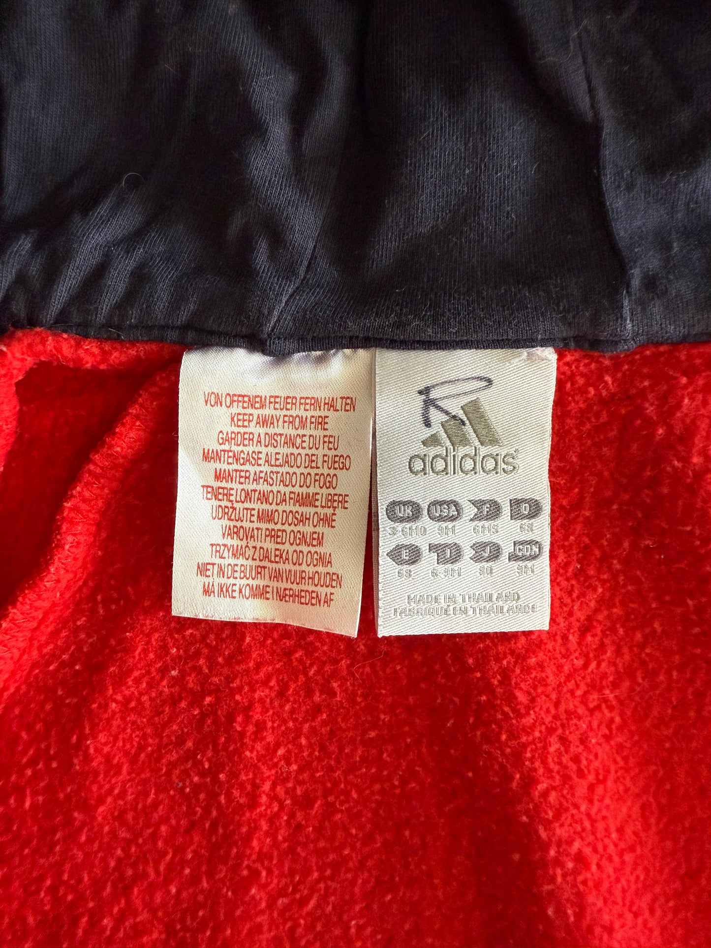 Gilet Adidas rouge et bleu T.6mois