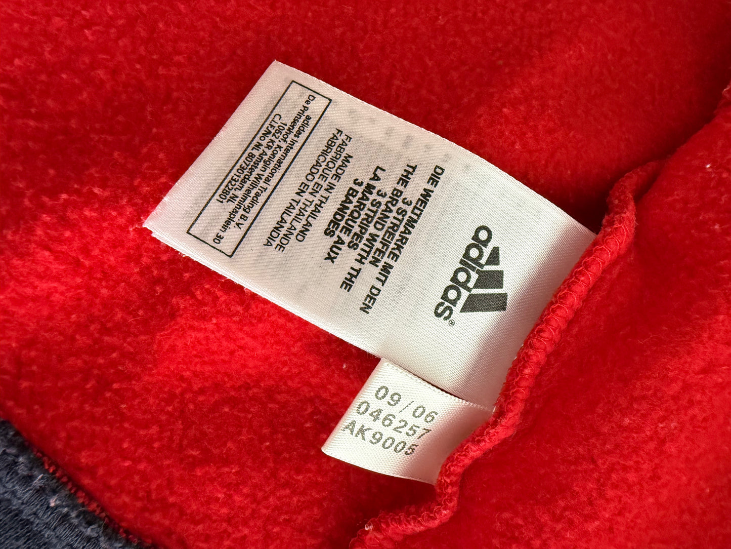 Gilet Adidas rouge et bleu T.6mois