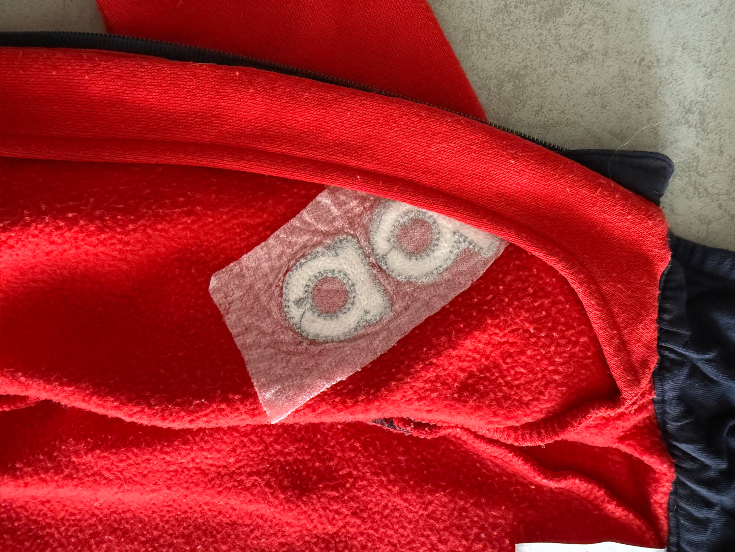Gilet Adidas rouge et bleu T.6mois