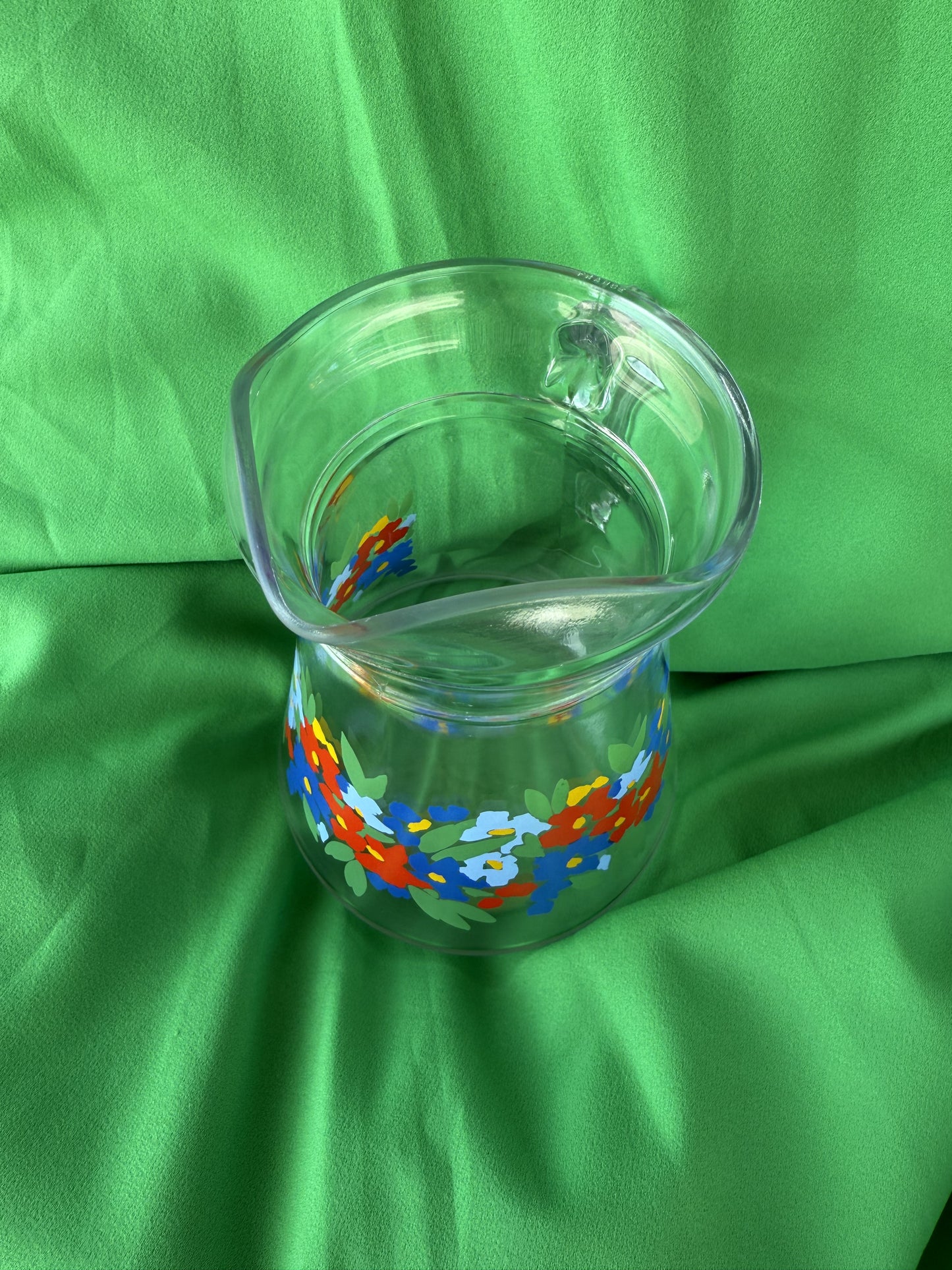 Carafe en verre transparent motifs fleurs France