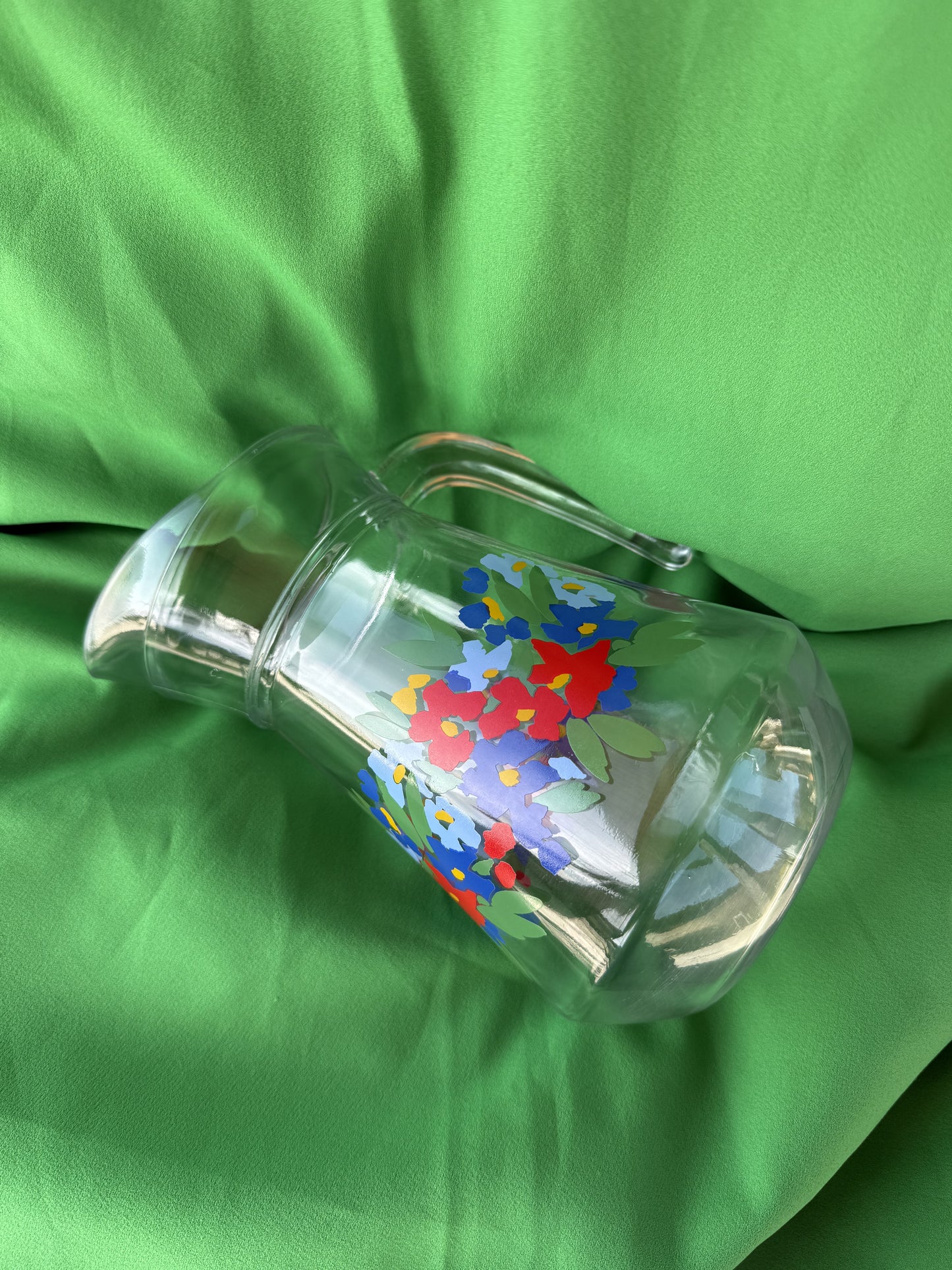 Carafe en verre transparent motifs fleurs France