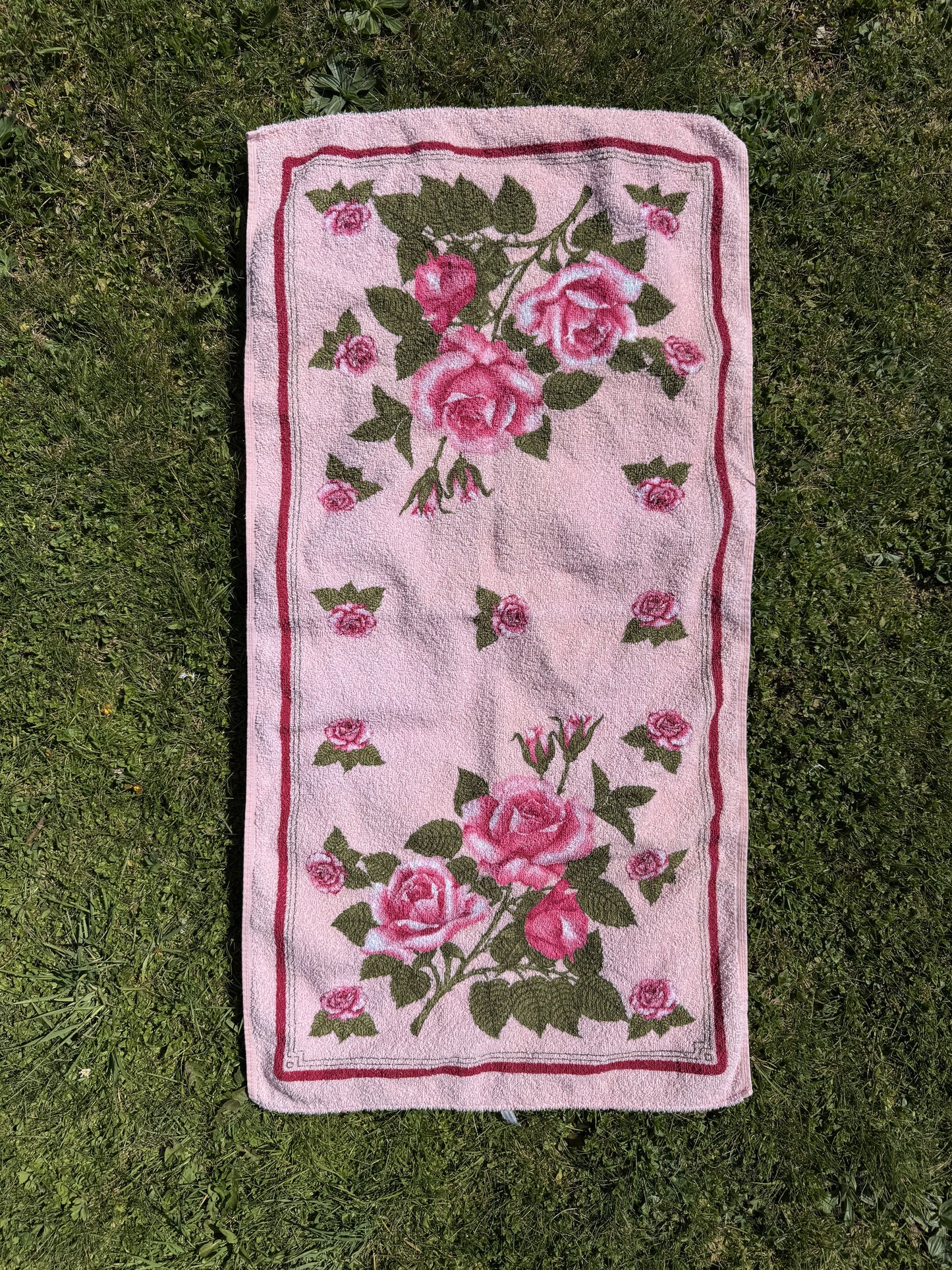 Serviette / linge éponge motif roses 90 X 45 cm
