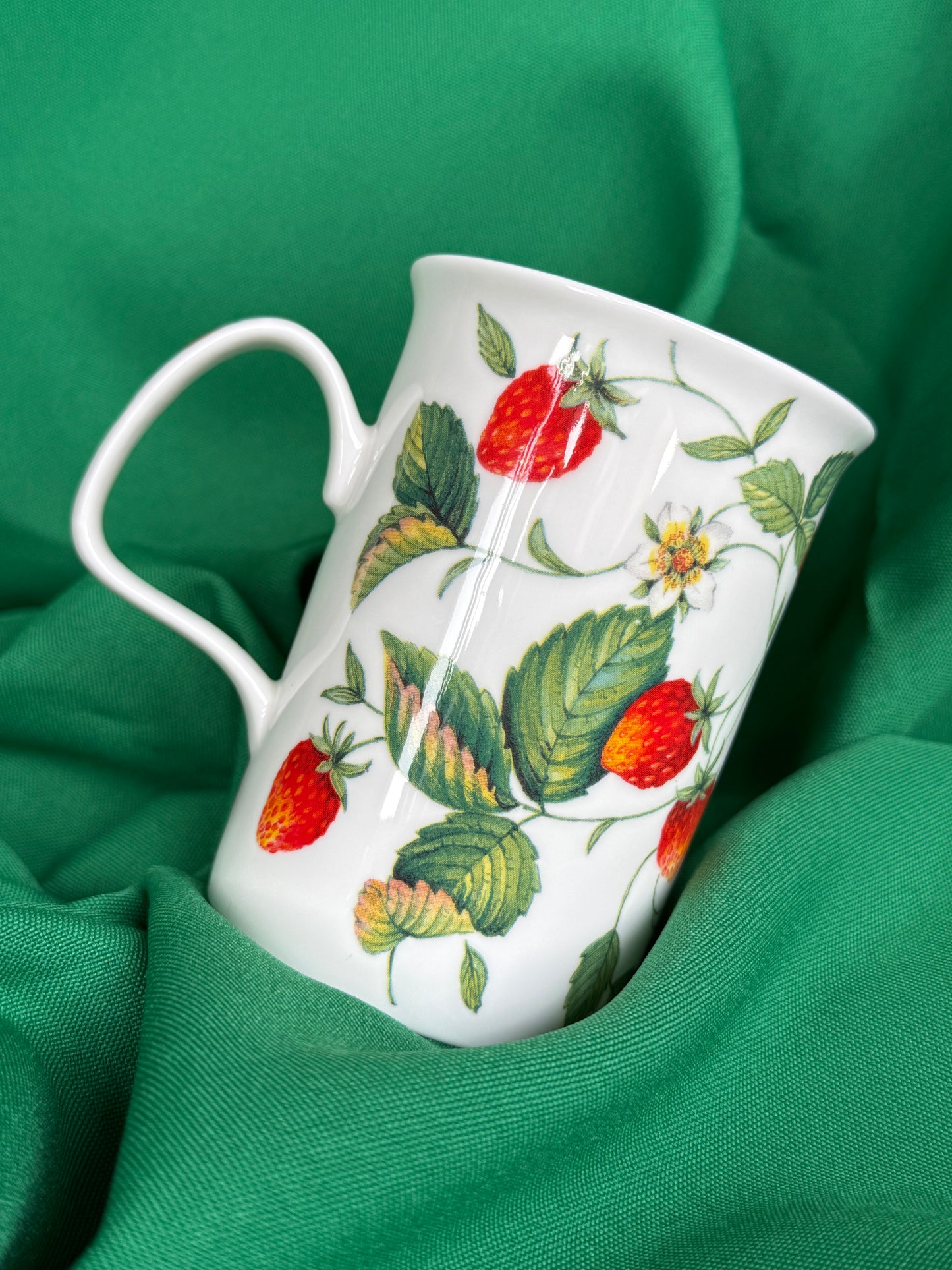 Deux tasses Roy Kirkham Alpine Strawberry en porcelaine chinoise