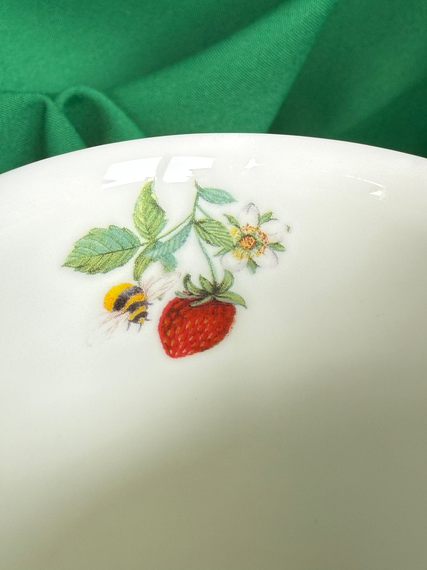 Deux tasses Roy Kirkham Alpine Strawberry en porcelaine chinoise