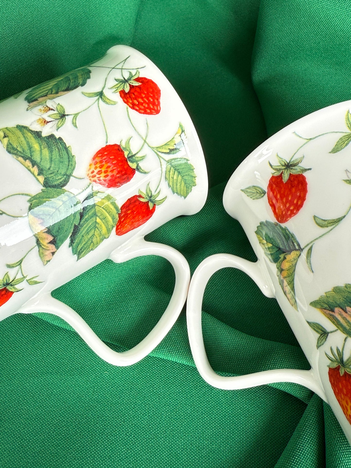 Deux tasses Roy Kirkham Alpine Strawberry en porcelaine chinoise