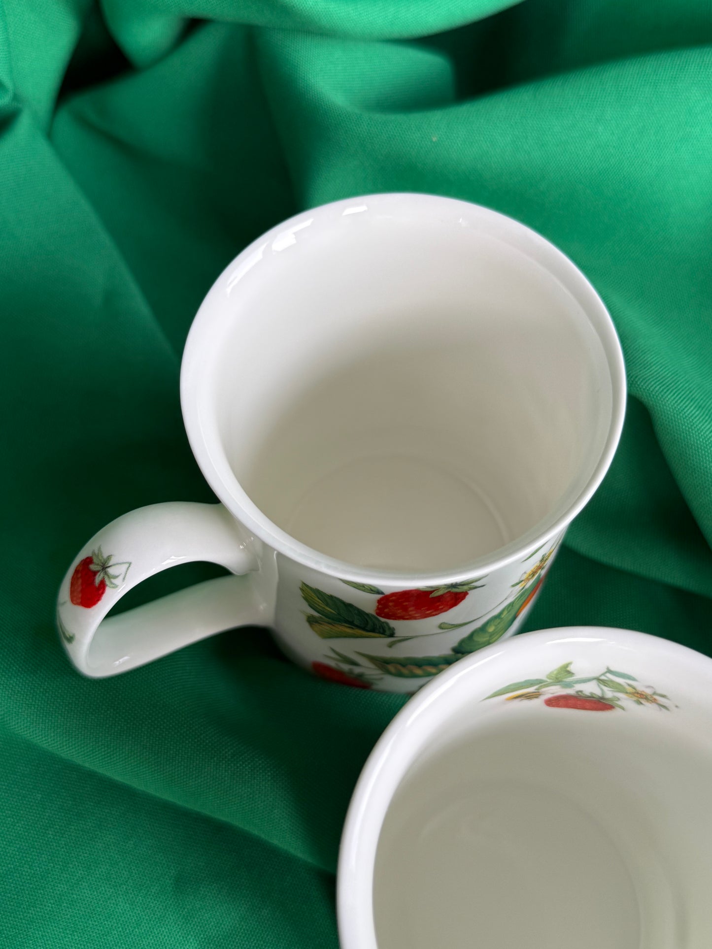 Deux tasses Roy Kirkham Alpine Strawberry en porcelaine chinoise