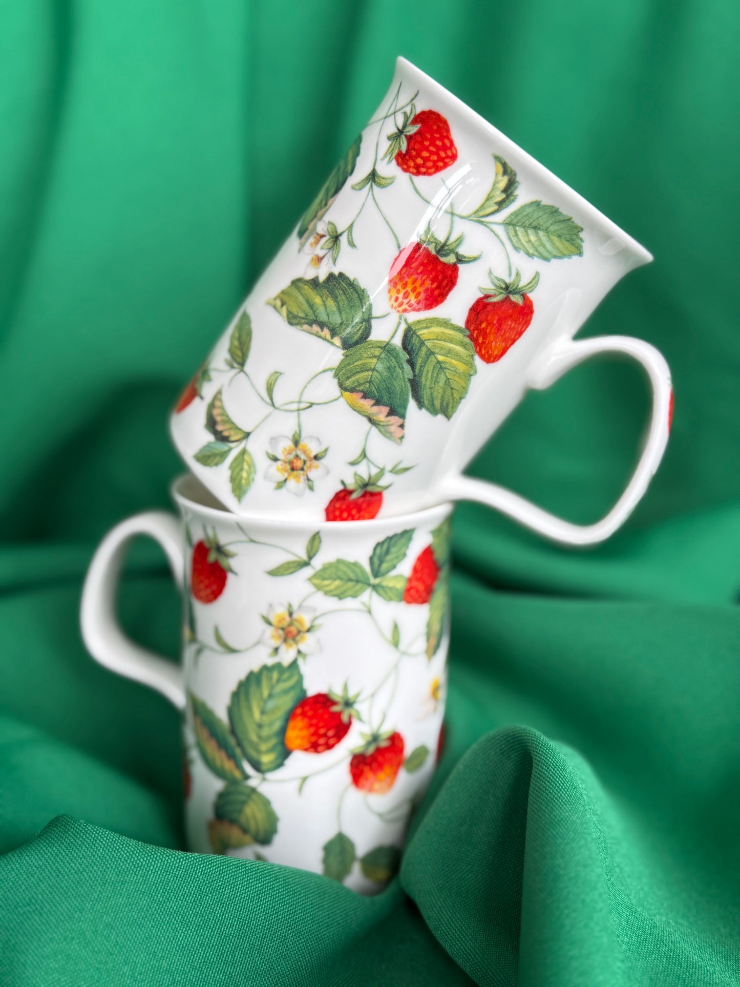 Deux tasses Roy Kirkham Alpine Strawberry en porcelaine chinoise
