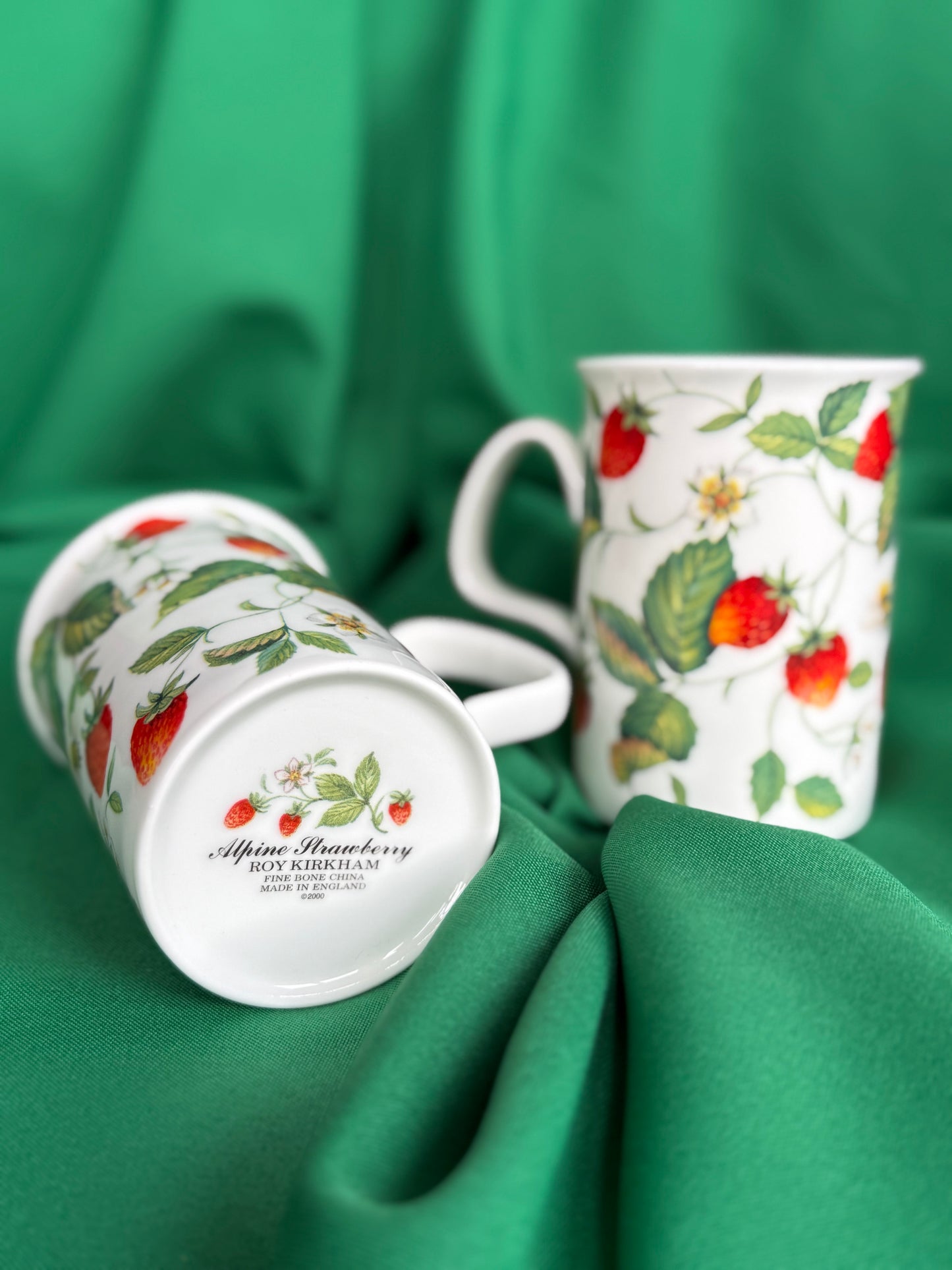 Deux tasses Roy Kirkham Alpine Strawberry en porcelaine chinoise