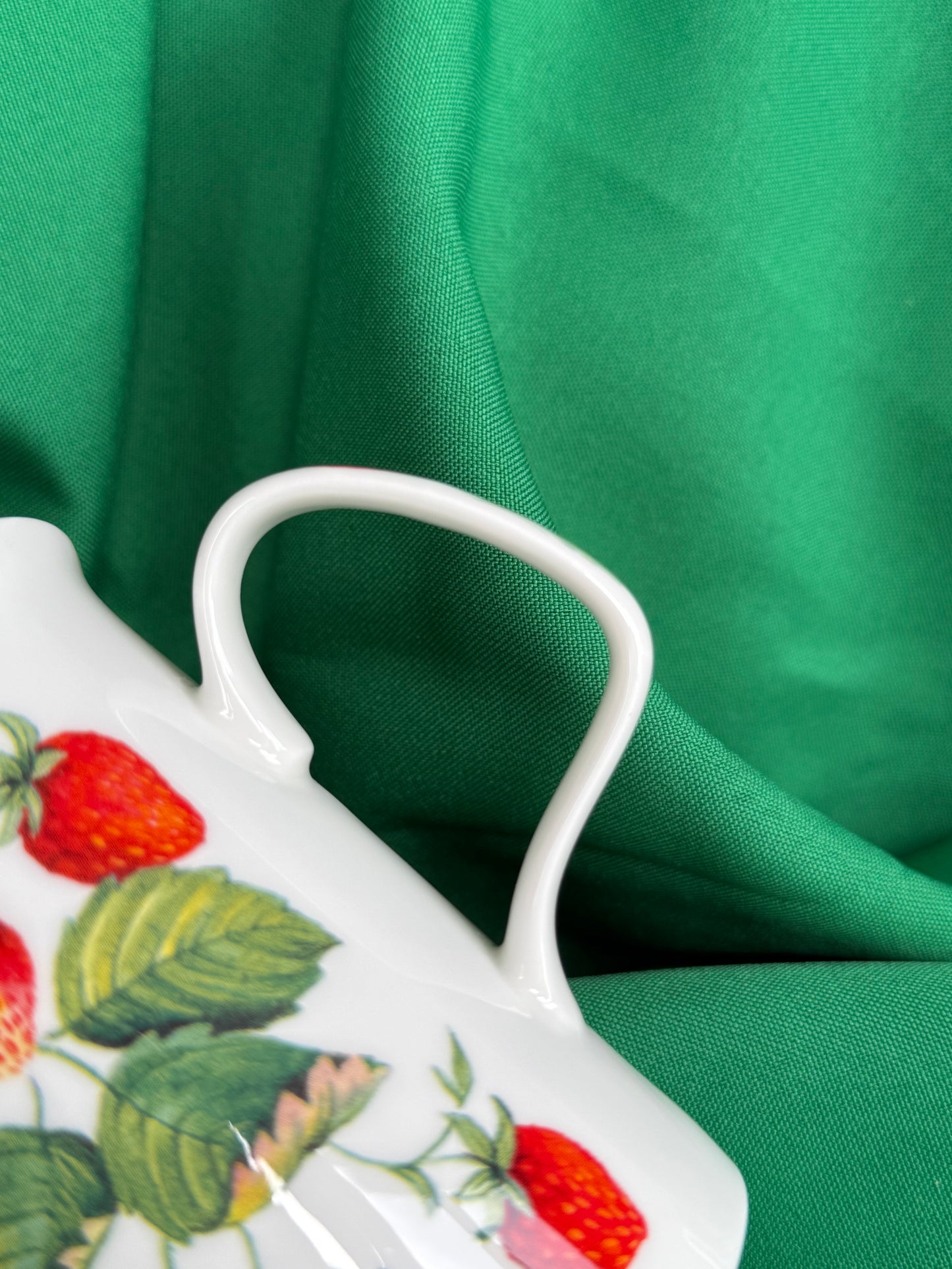 Deux tasses Roy Kirkham Alpine Strawberry en porcelaine chinoise