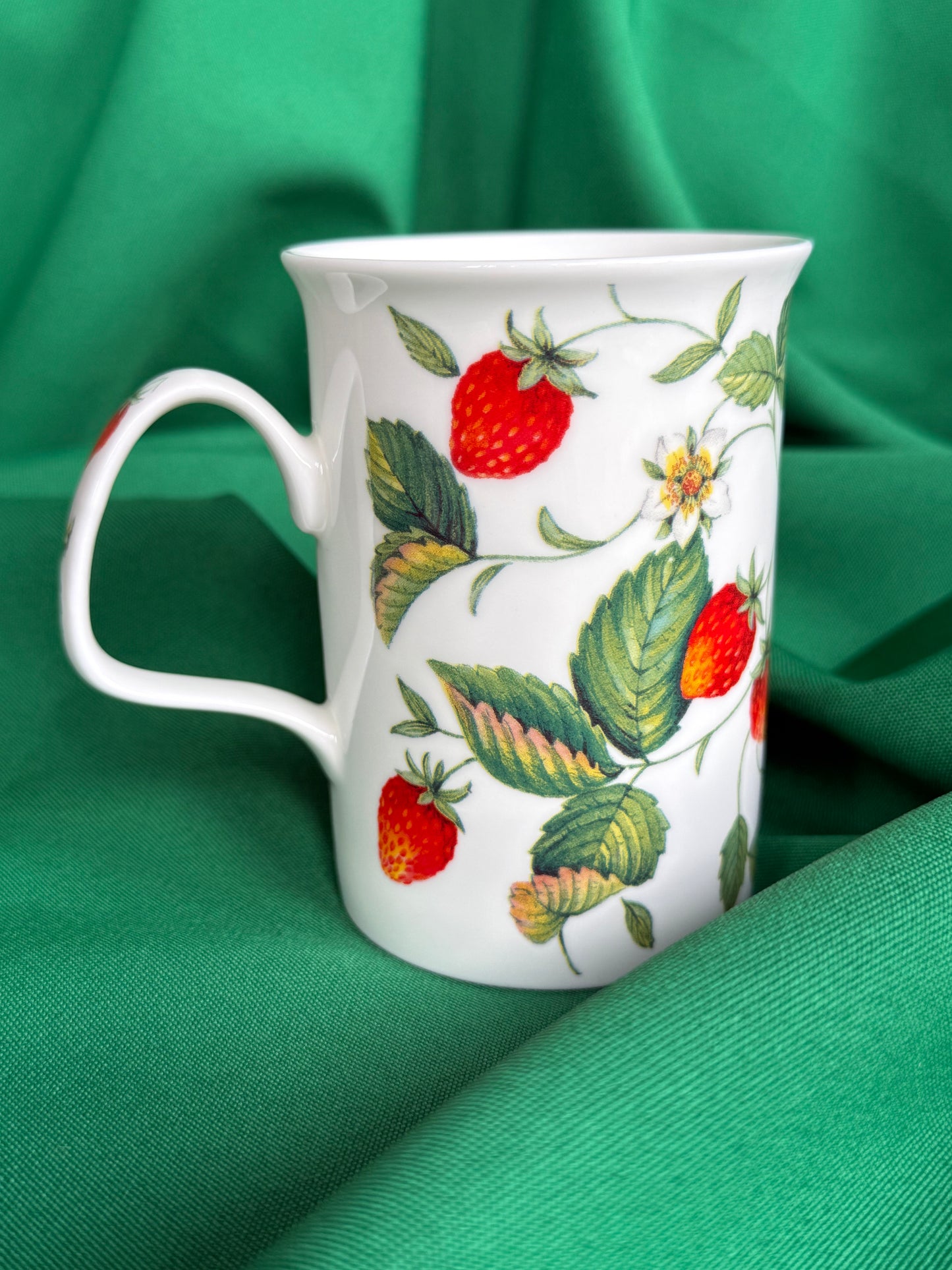 Deux tasses Roy Kirkham Alpine Strawberry en porcelaine chinoise