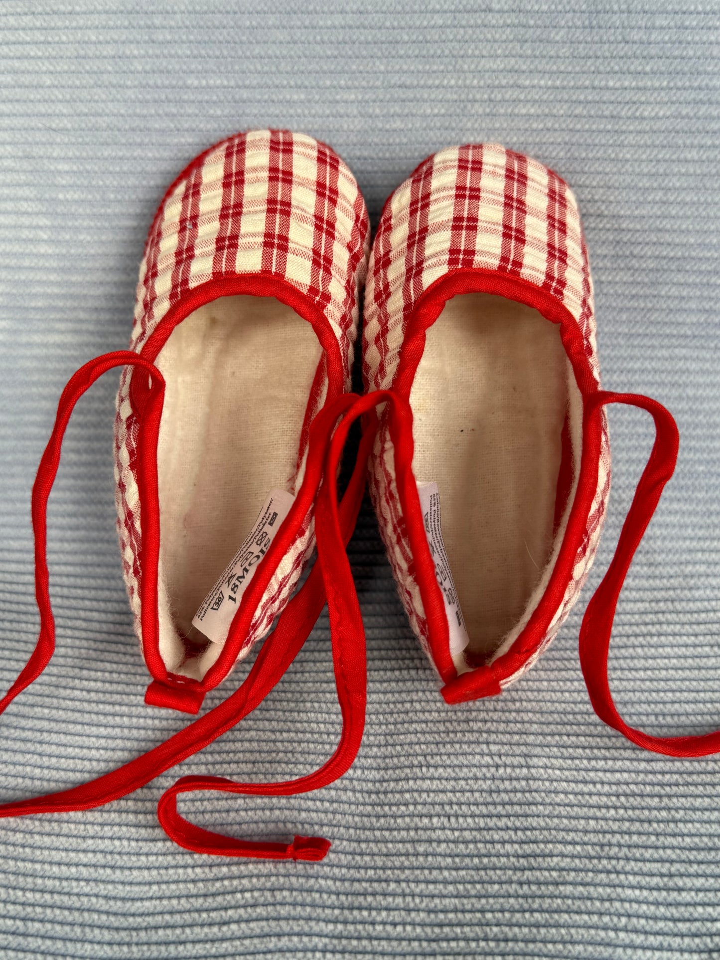 Chausson bébé en tissu rouge et blanc carreaux / tartan avec lacets T.18 mois