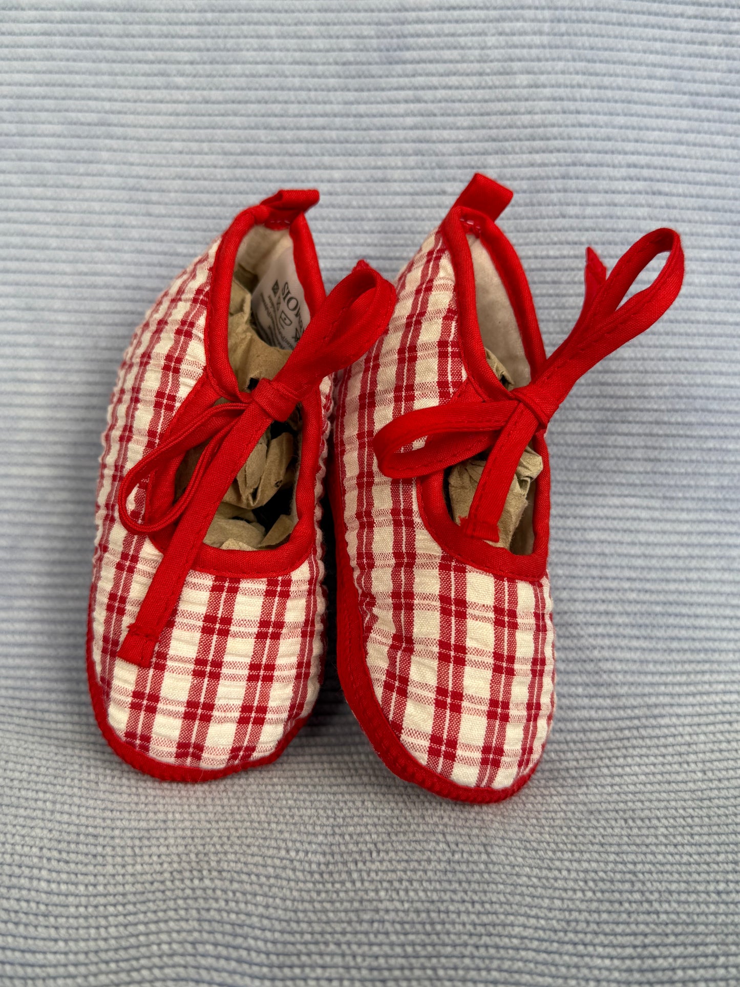 Chausson bébé en tissu rouge et blanc carreaux / tartan avec lacets T.18 mois