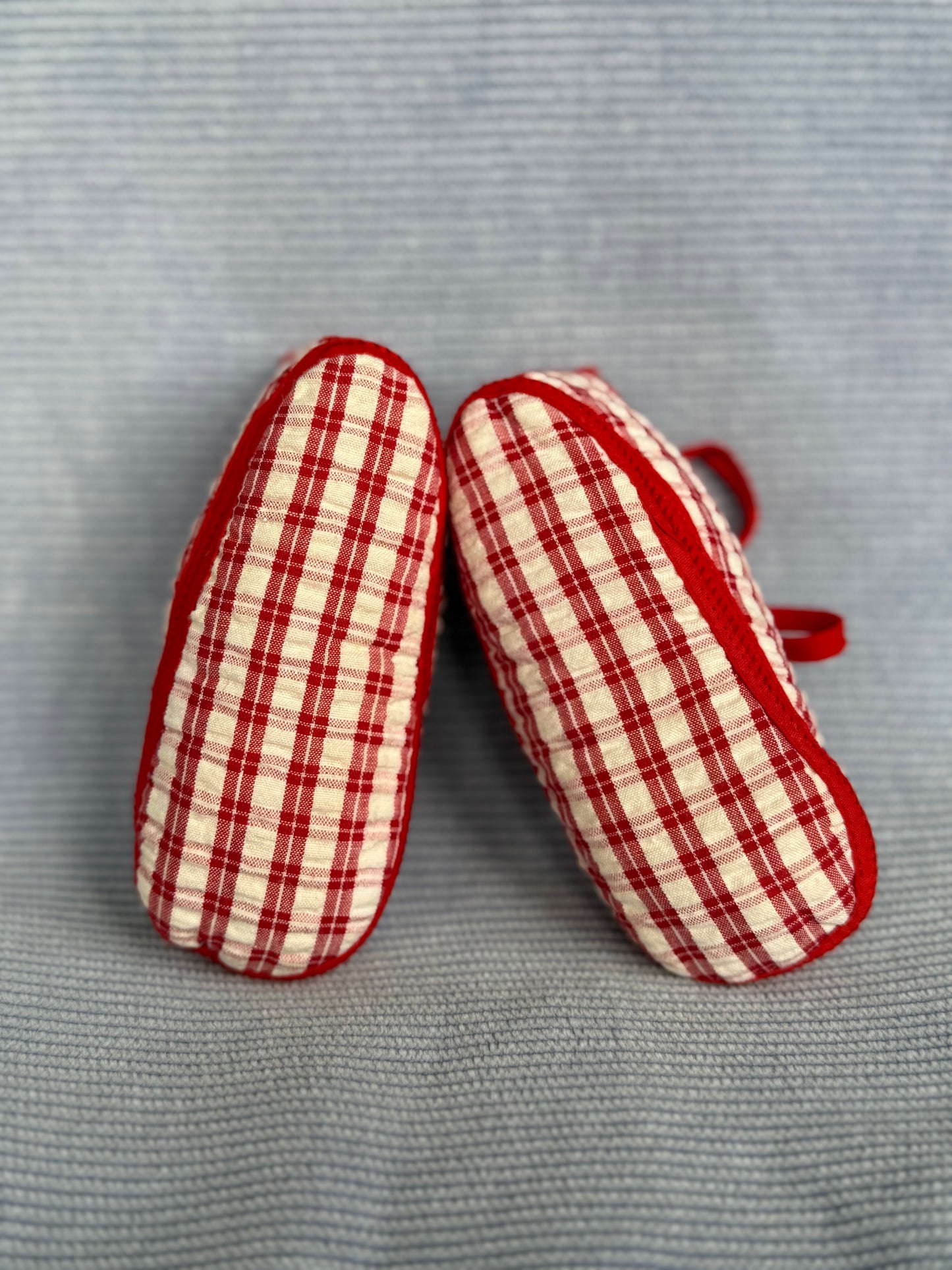 Chausson bébé en tissu rouge et blanc carreaux / tartan avec lacets T.18 mois