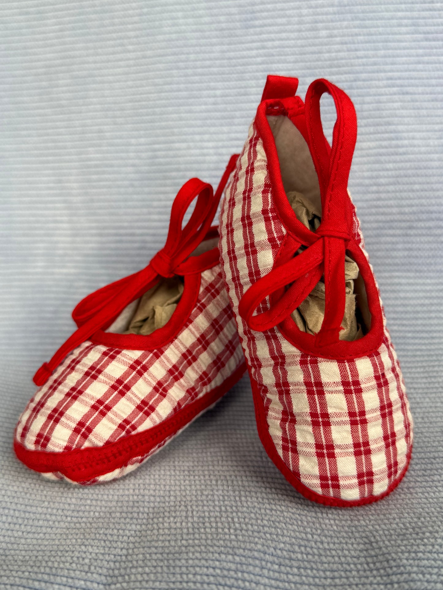 Chausson bébé en tissu rouge et blanc carreaux / tartan avec lacets T.18 mois