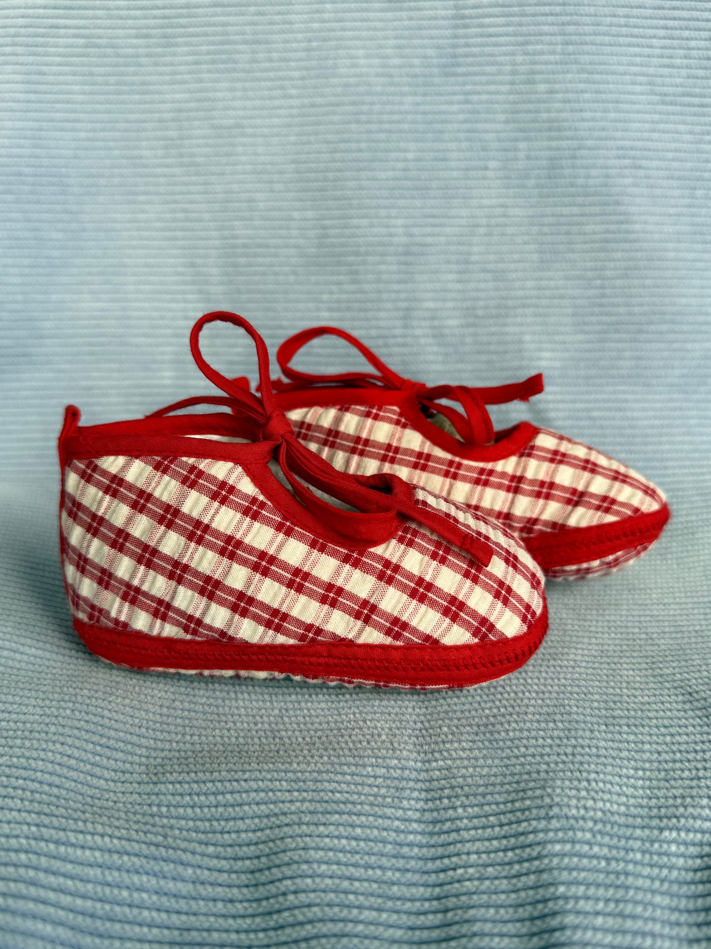 Chausson bébé en tissu rouge et blanc carreaux / tartan avec lacets T.18 mois