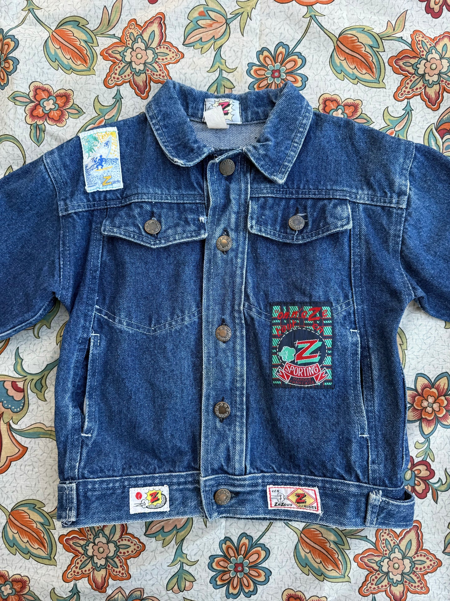 Veste en jeans avec écussons T.6 ans