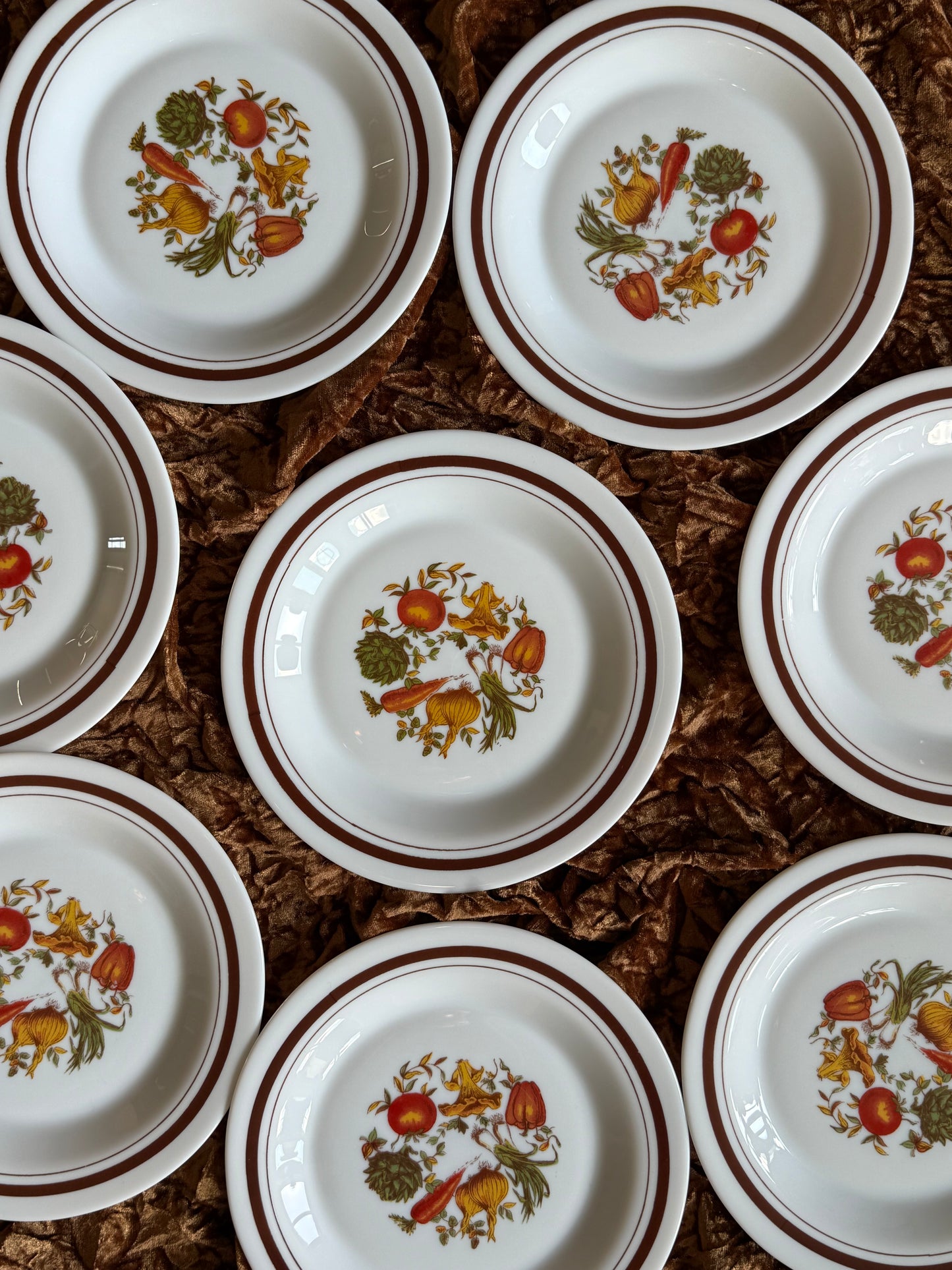 Huit assiettes à dessert Arcopal motif légumes années 70-80