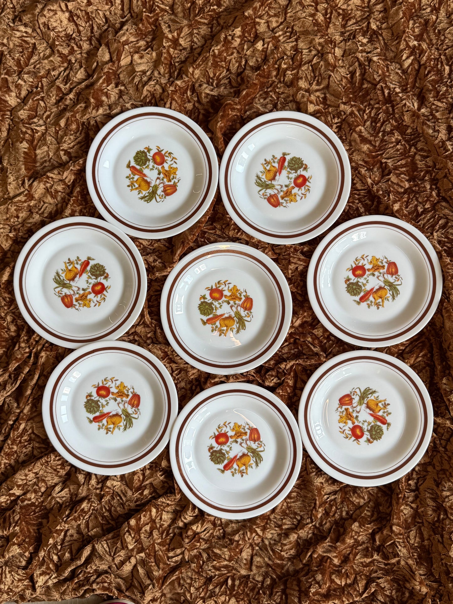 Huit assiettes à dessert Arcopal motif légumes années 70-80