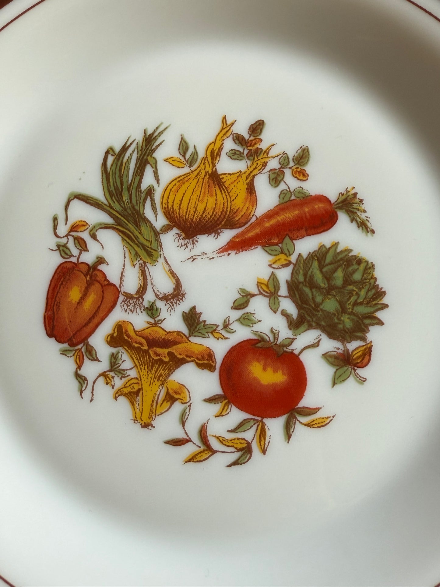 Huit assiettes à dessert Arcopal motif légumes années 70-80