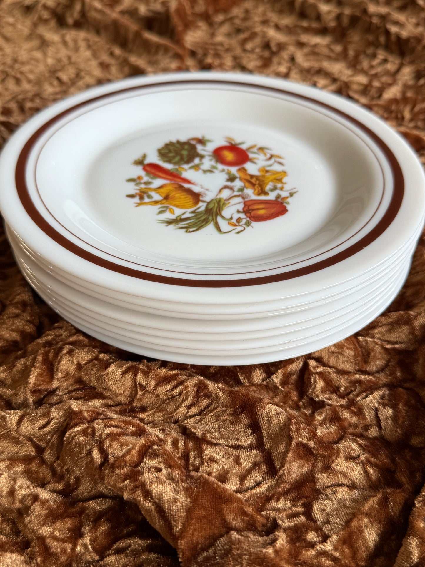 Huit assiettes à dessert Arcopal motif légumes années 70-80