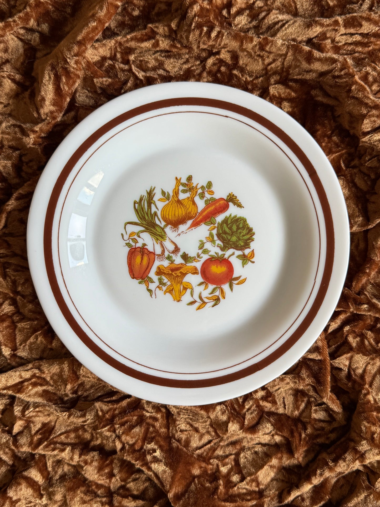 Huit assiettes à dessert Arcopal motif légumes années 70-80
