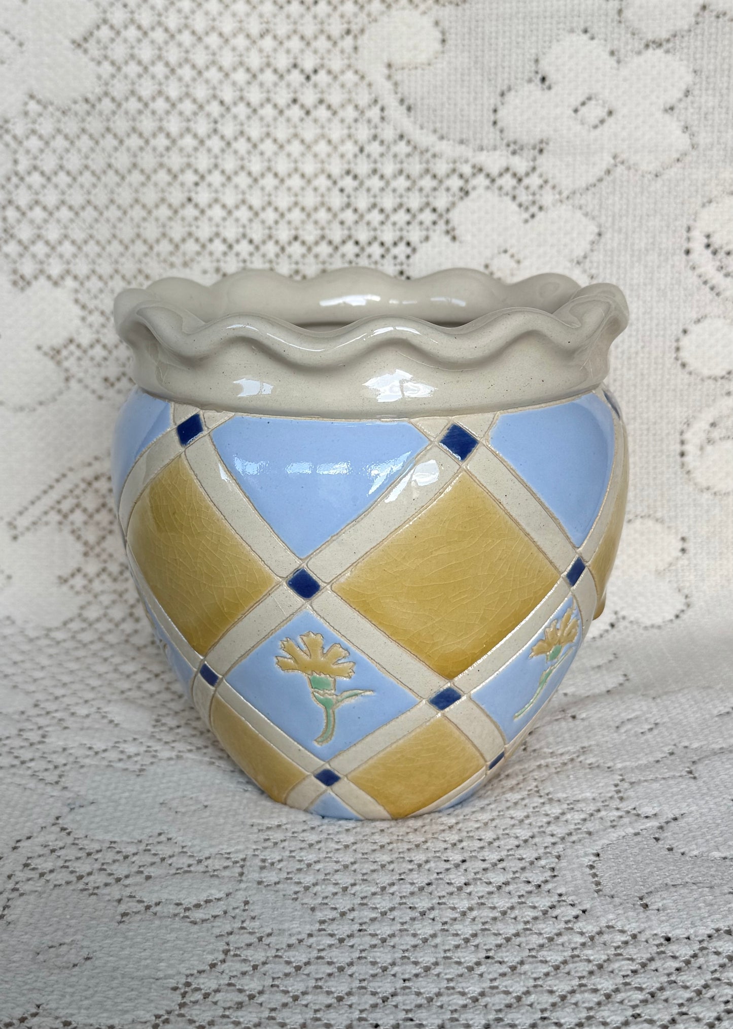 Cache-pot en céramique motif losanges & fleurs bleu, jaune, crème