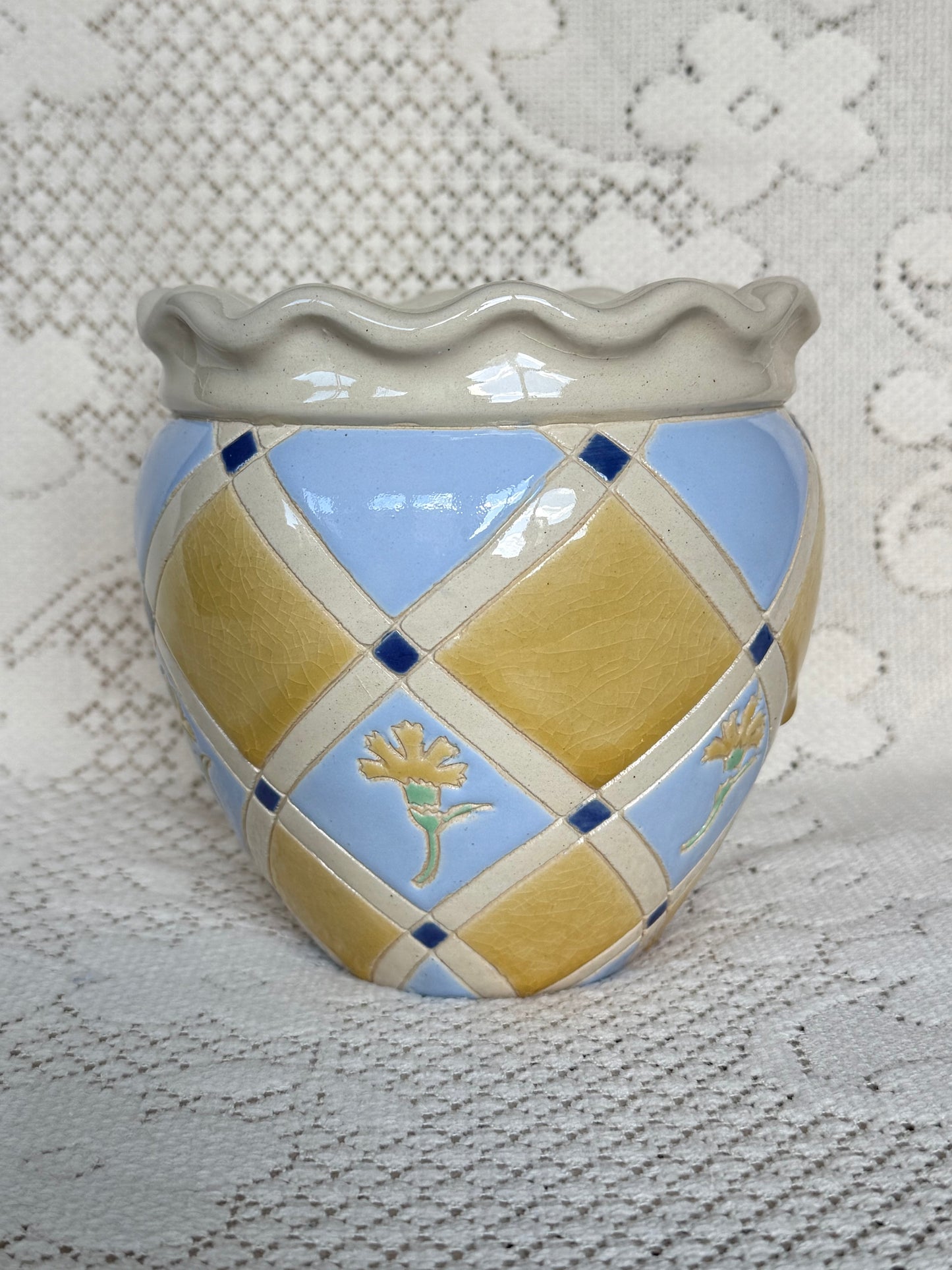 Cache-pot en céramique motif losanges & fleurs bleu, jaune, crème