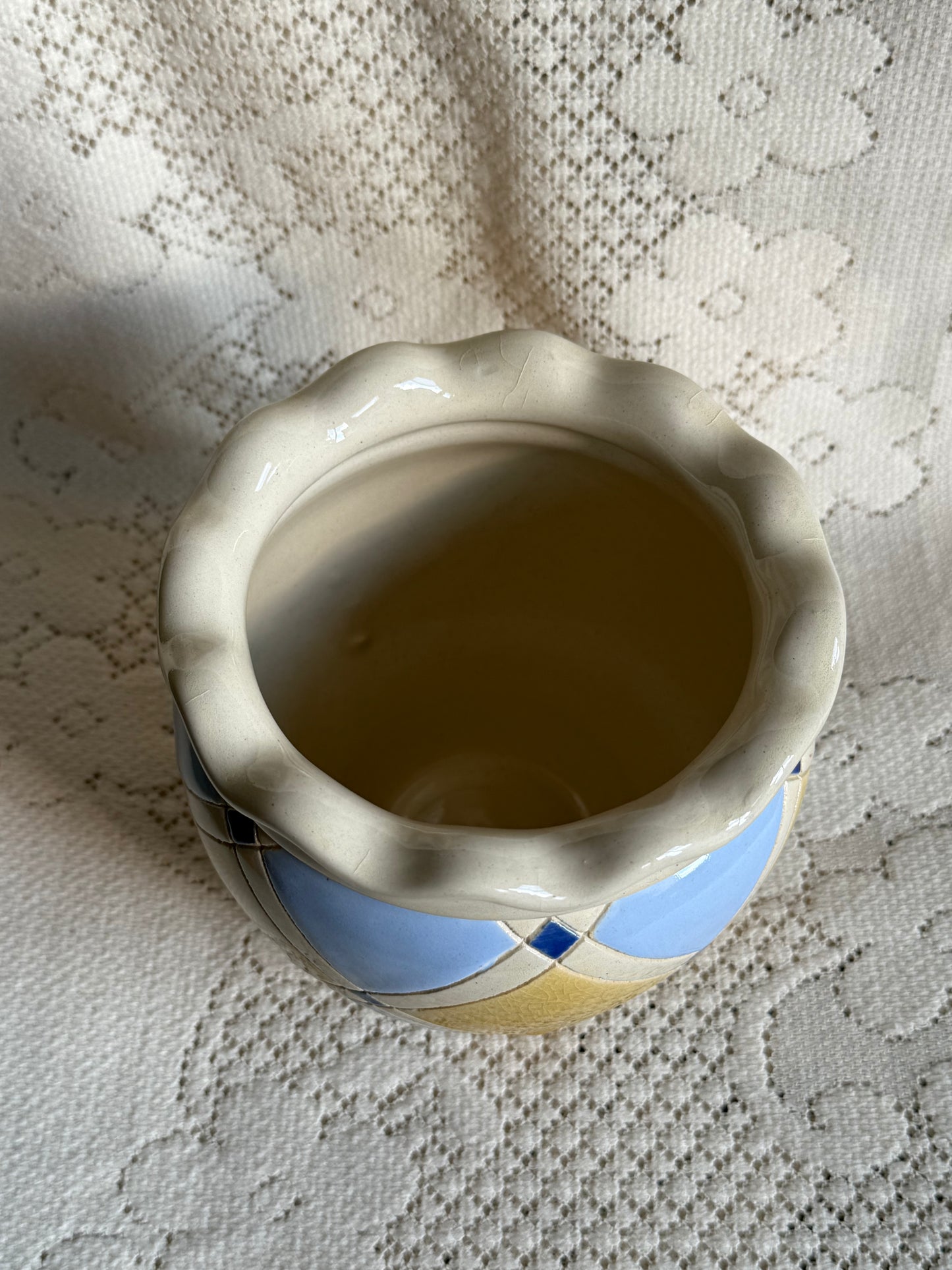 Cache-pot en céramique motif losanges & fleurs bleu, jaune, crème