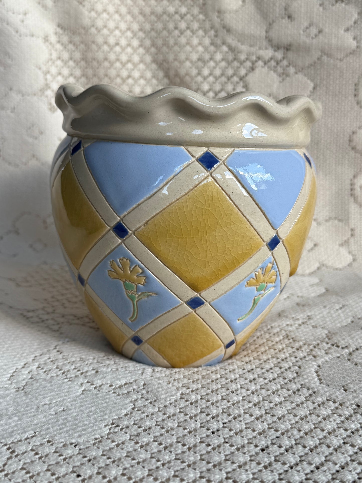 Cache-pot en céramique motif losanges & fleurs bleu, jaune, crème