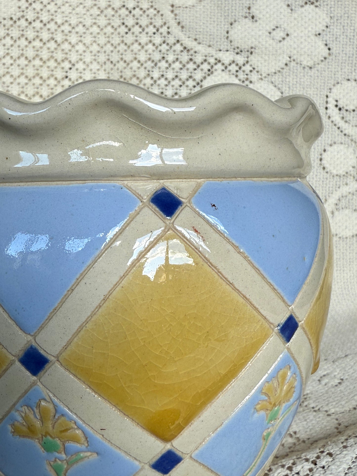 Cache-pot en céramique motif losanges & fleurs bleu, jaune, crème