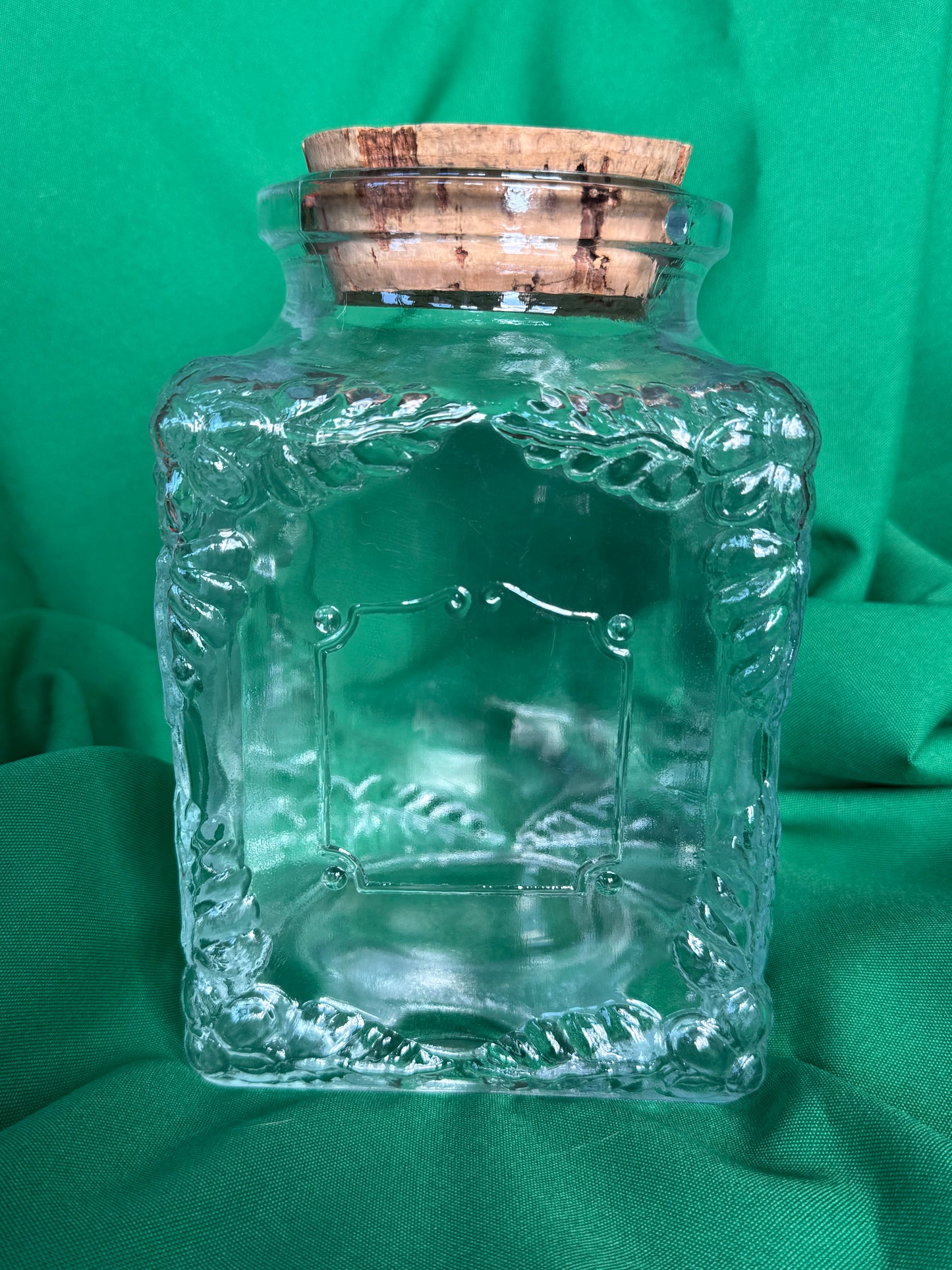 Grand bocal ancien en verre transparent orné de fleurs