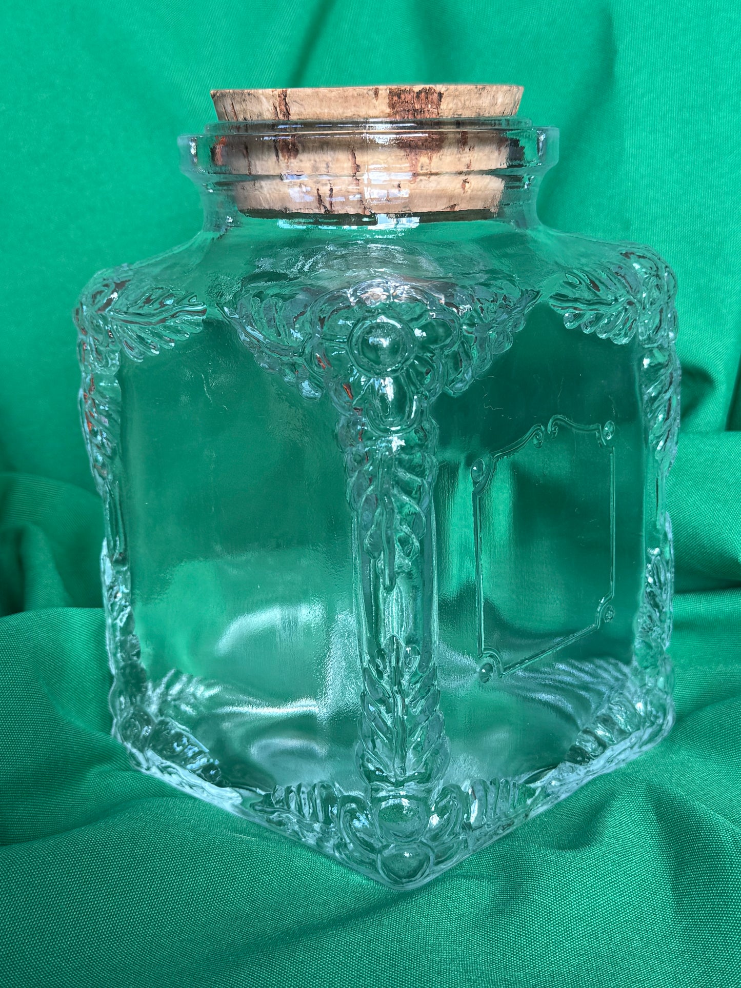 Grand bocal ancien en verre transparent orné de fleurs