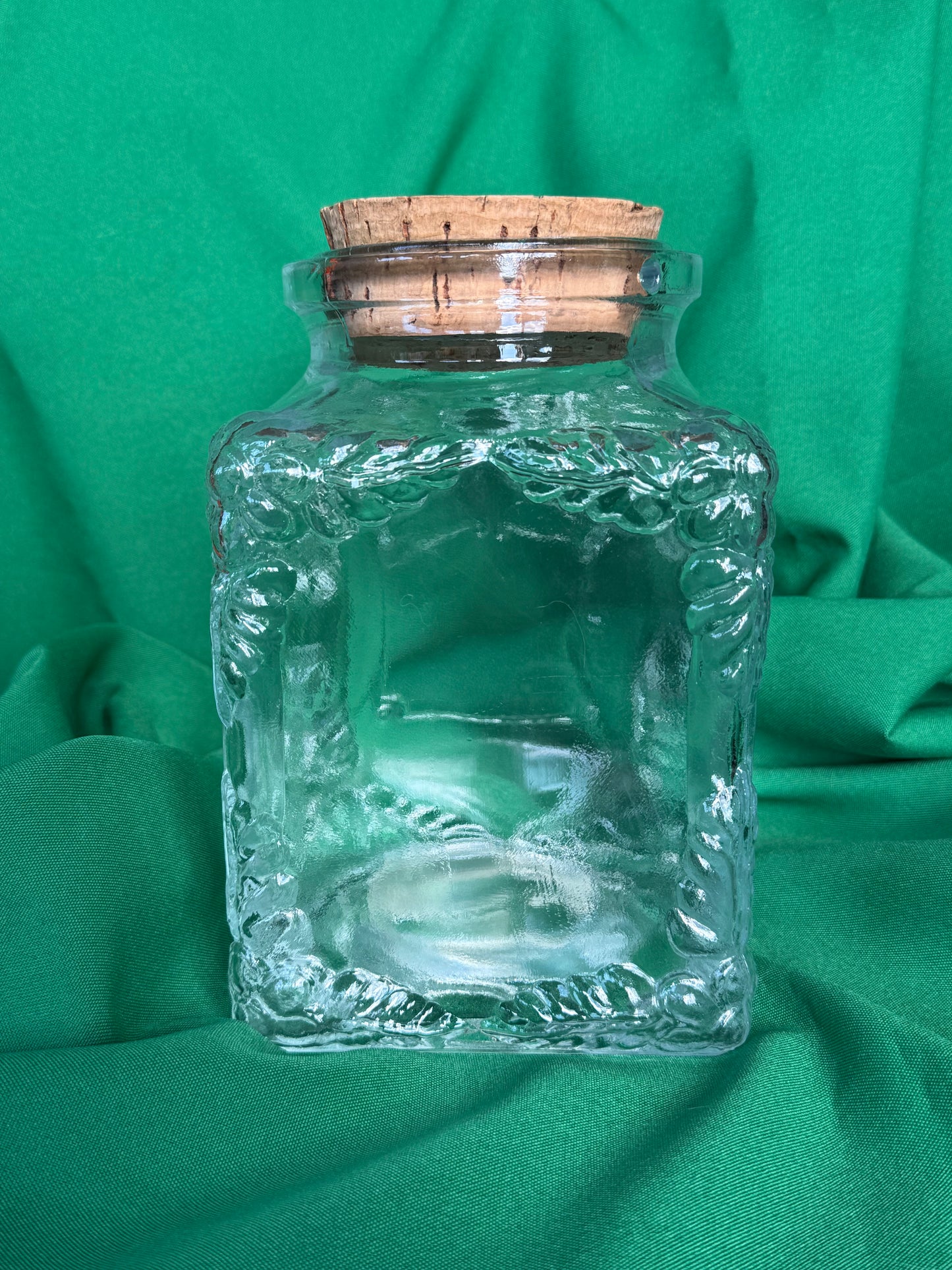 Grand bocal ancien en verre transparent orné de fleurs