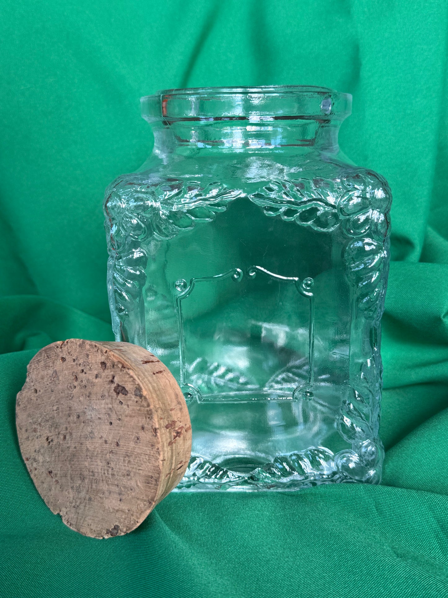 Grand bocal ancien en verre transparent orné de fleurs