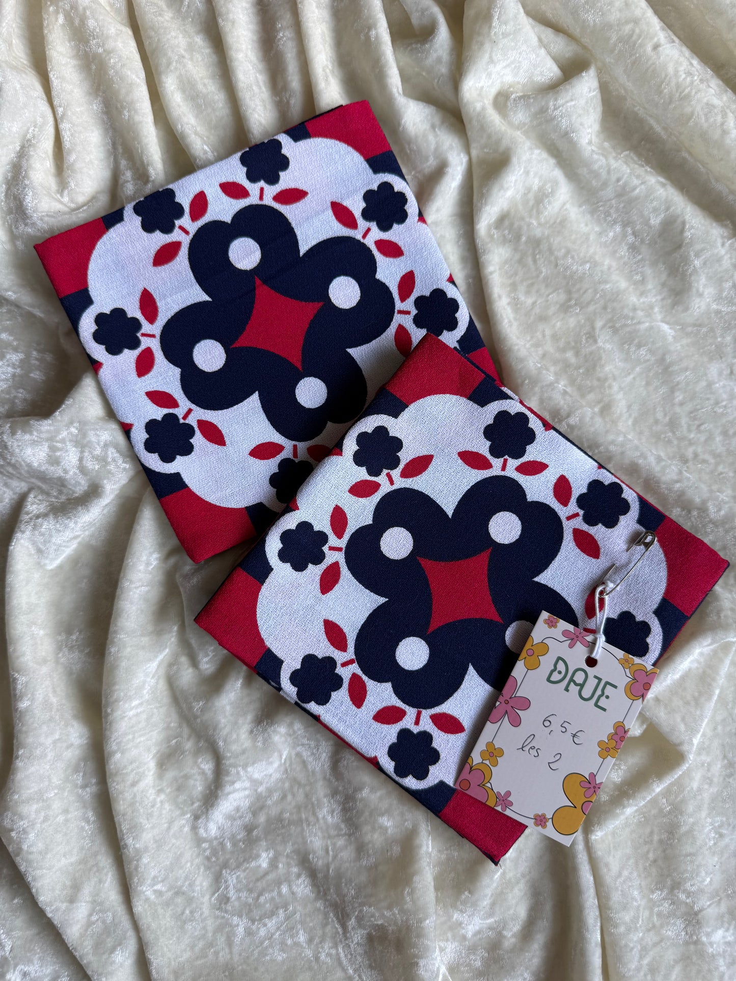 Lot de deux serviettes en tissu fleurs & carreaux rouges et bleu marine