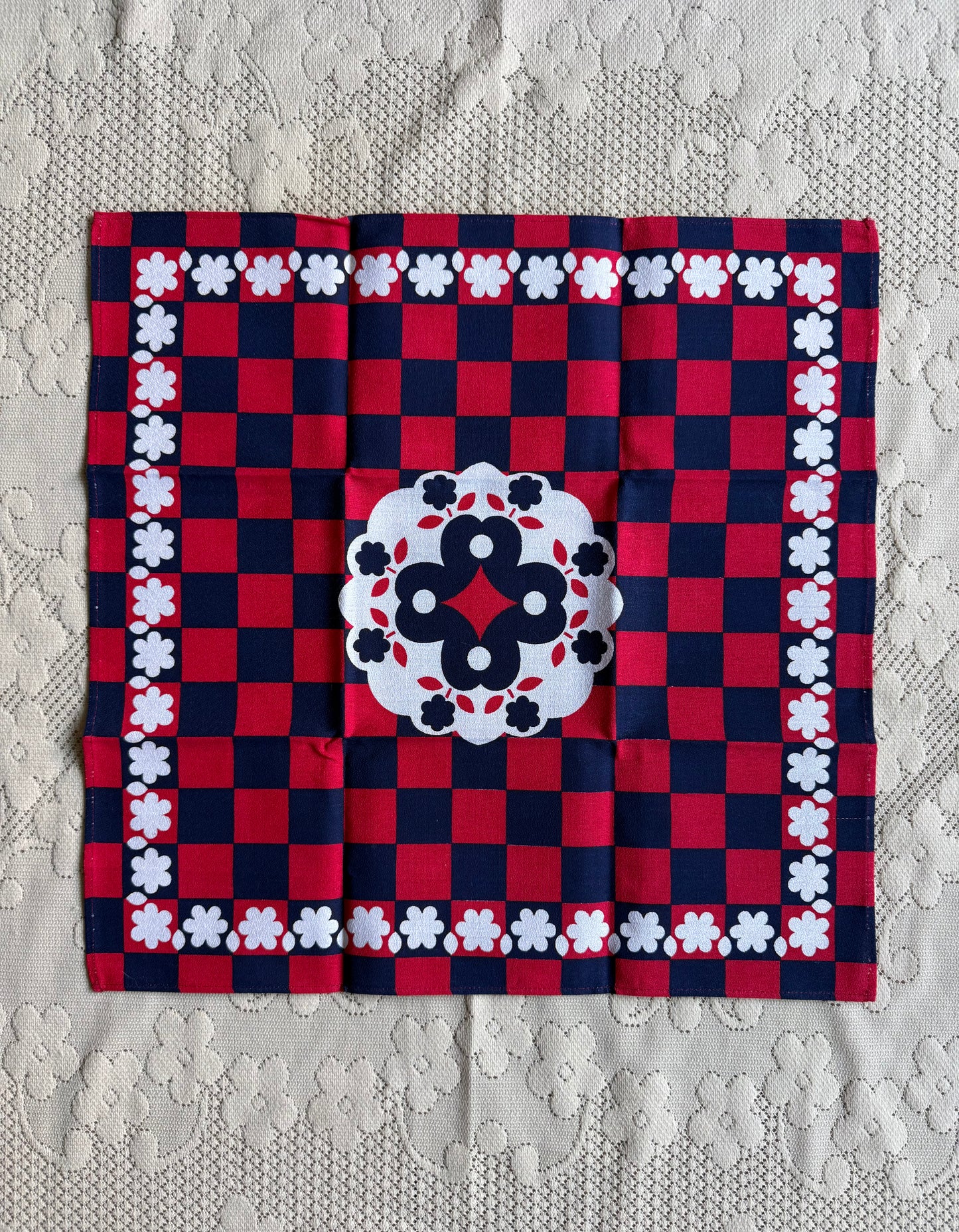 Lot de deux serviettes en tissu fleurs & carreaux rouges et bleu marine