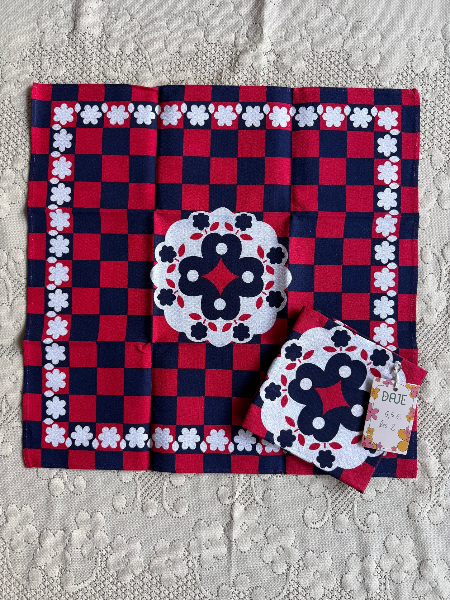 Lot de deux serviettes en tissu fleurs & carreaux rouges et bleu marine