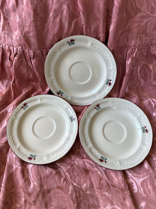 Trois petites assiettes à dessert fleuries