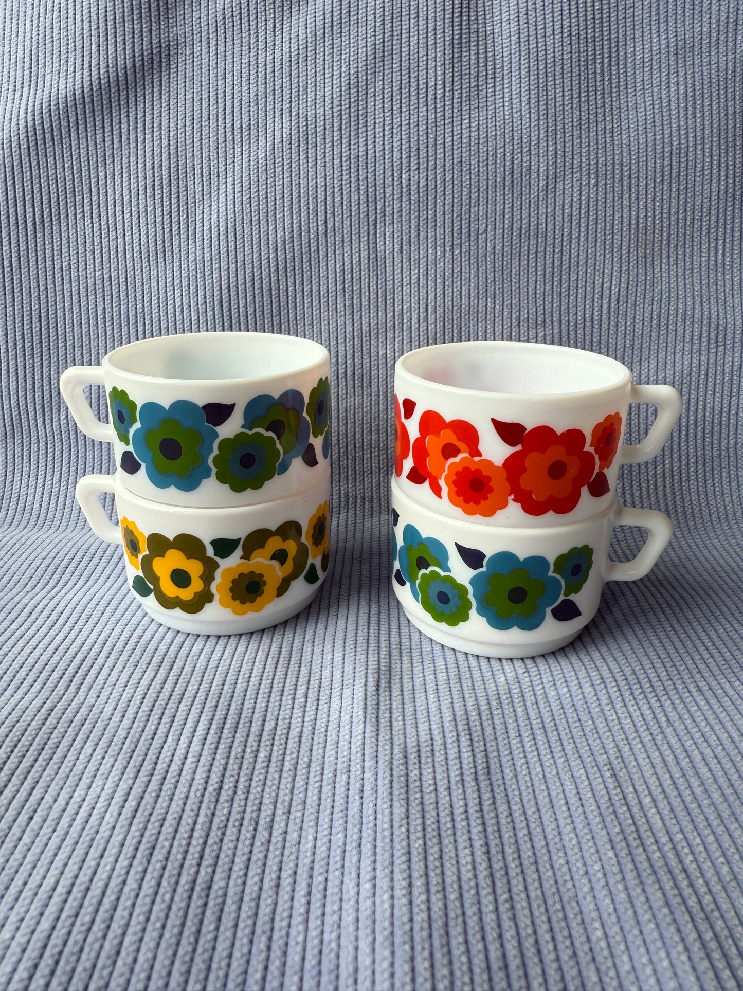 Quatre petites tasses à café Arcopal Lotus