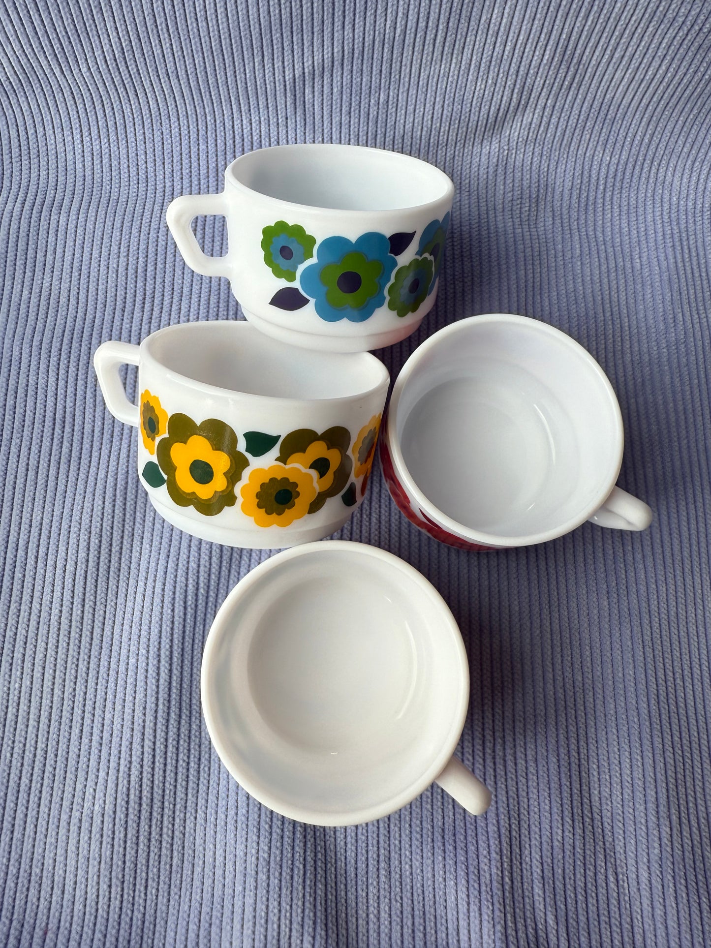 Quatre petites tasses à café Arcopal Lotus