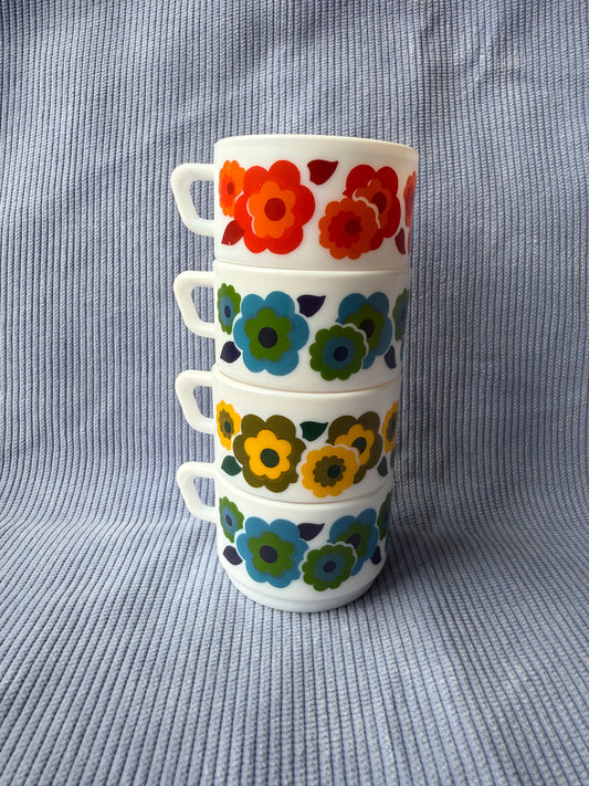 Quatre petites tasses à café Arcopal Lotus