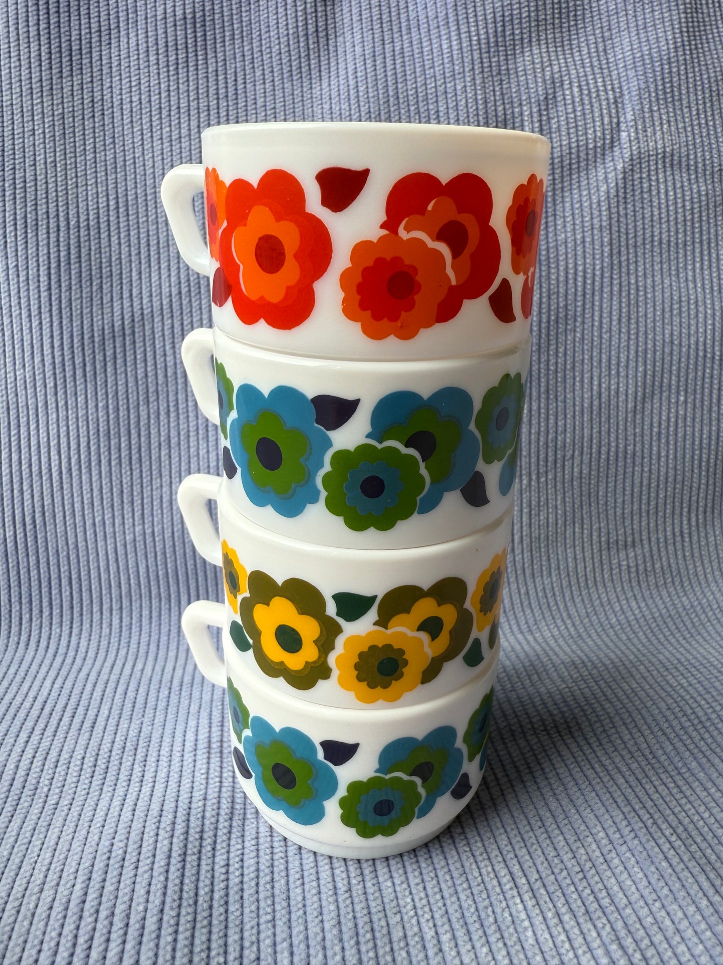 Quatre petites tasses à café Arcopal Lotus