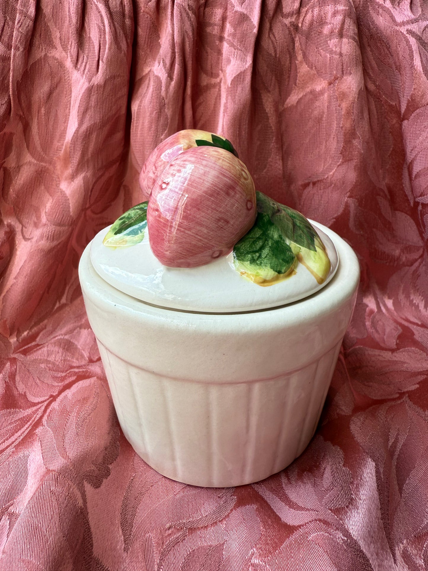 Petit pot de confiture / confiturier avec des fraises en céramique