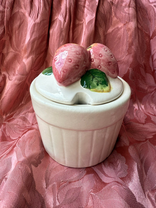 Petit pot de confiture / confiturier avec des fraises en céramique