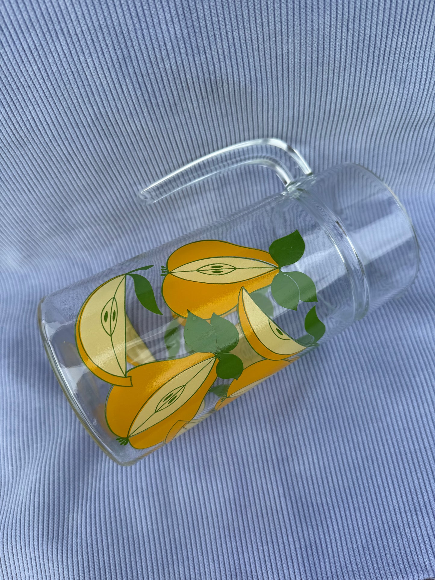 Carafe vintage en verre motif poires