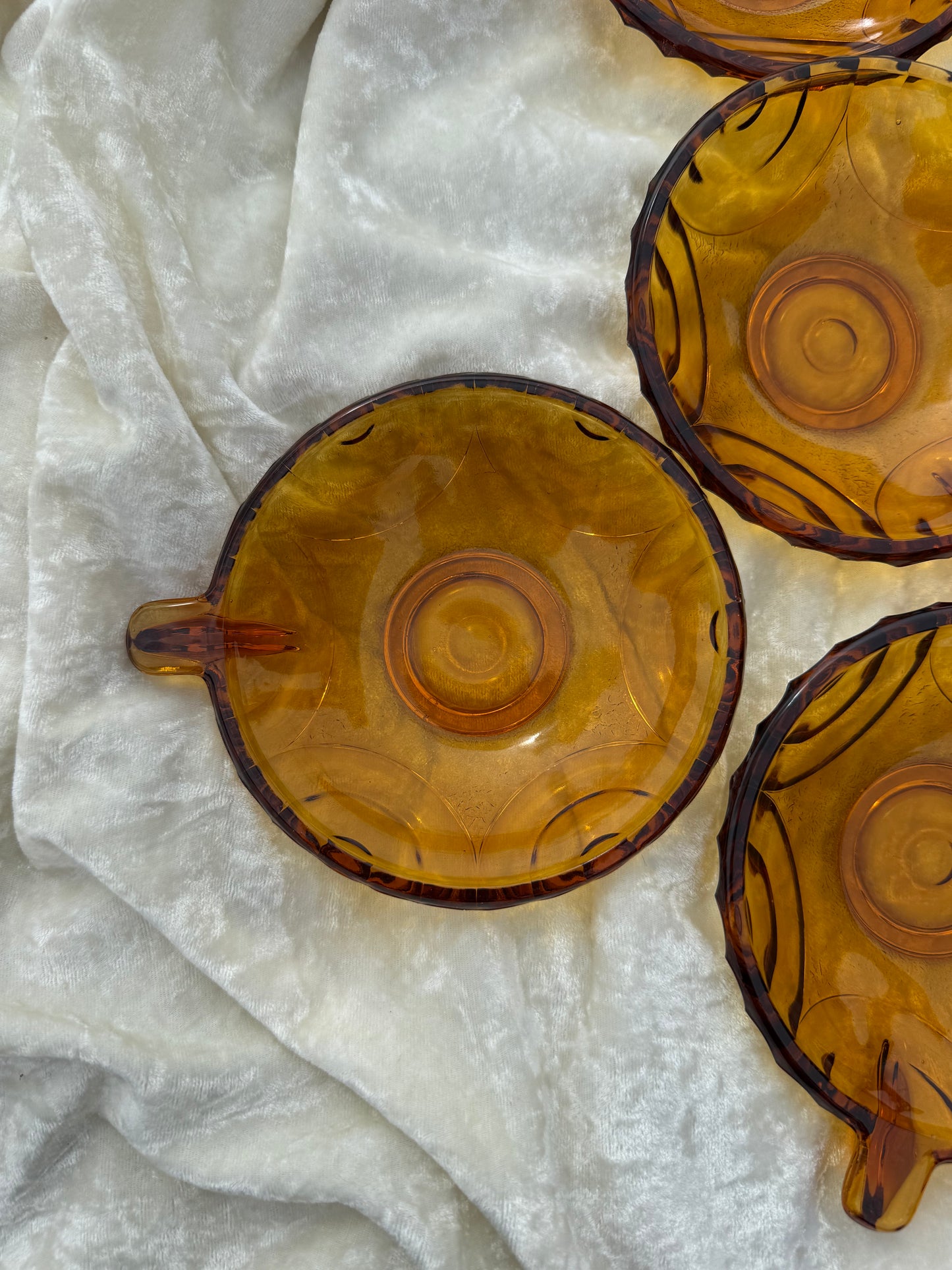 Six coupelles en verre ambré