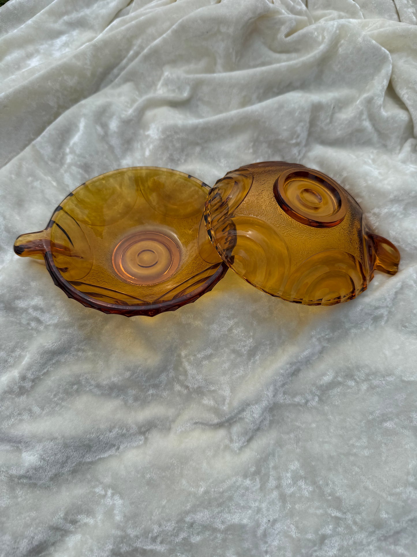 Six coupelles en verre ambré