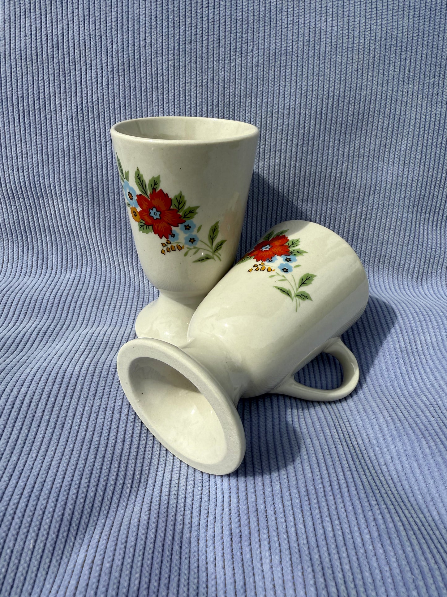 Deux tasses mazagran en grès avec fleurs