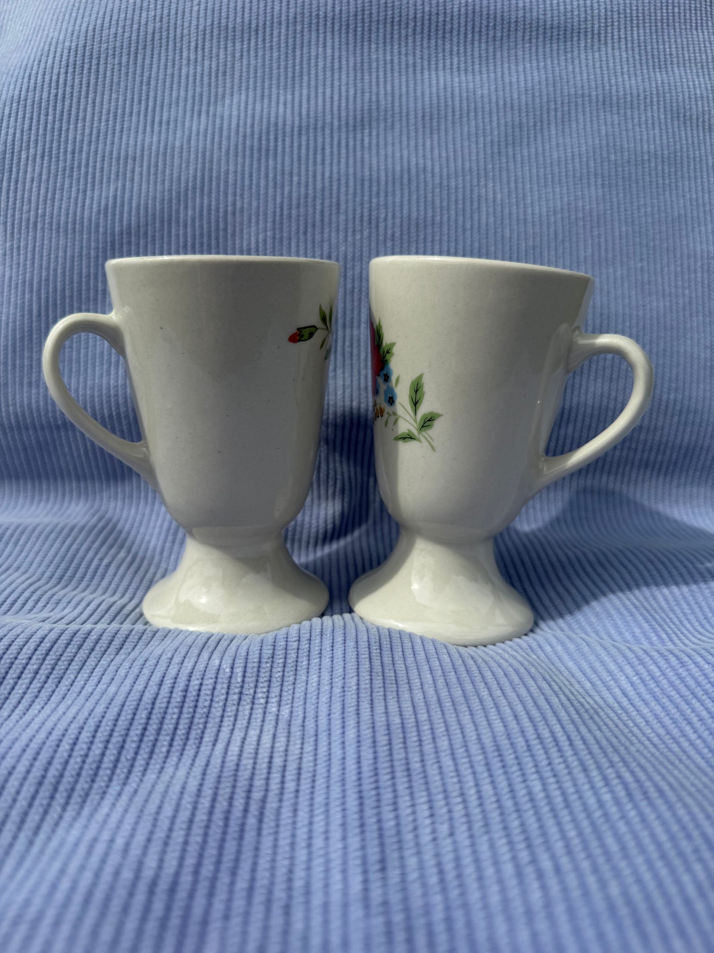 Deux tasses mazagran en grès avec fleurs