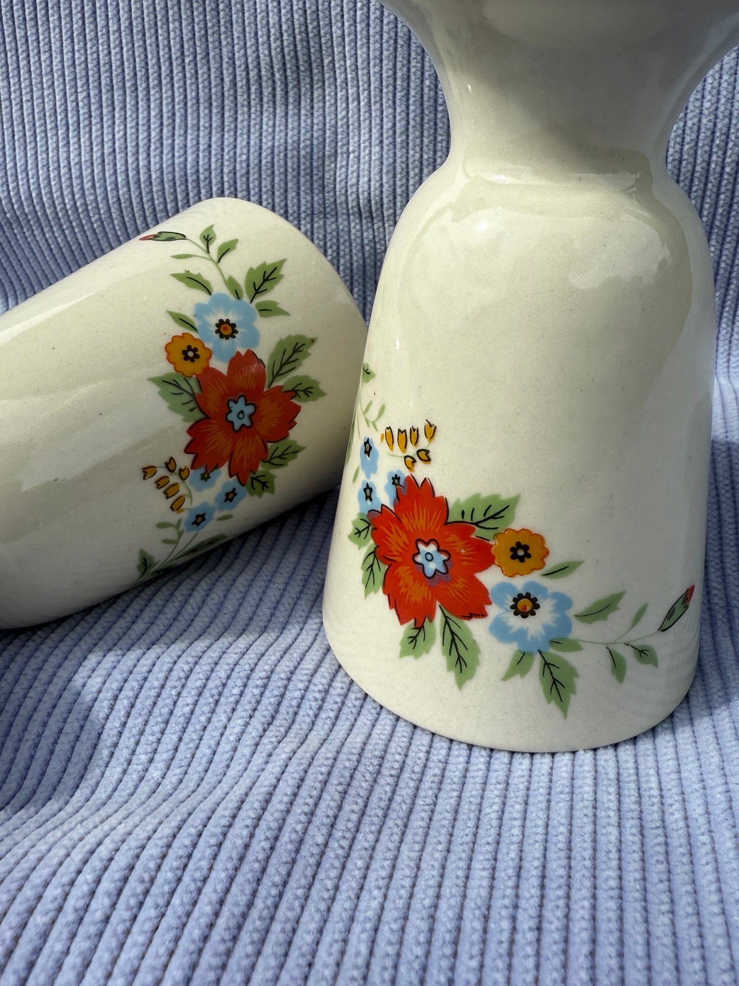 Deux tasses mazagran en grès avec fleurs